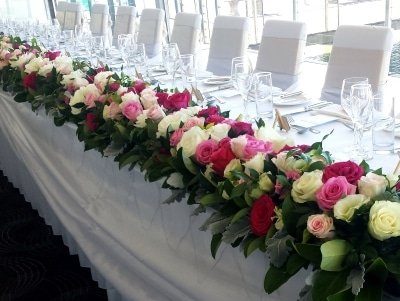 Styling Flowers Bridal Table Hedge Roses White Pink Red Event Design & Styling