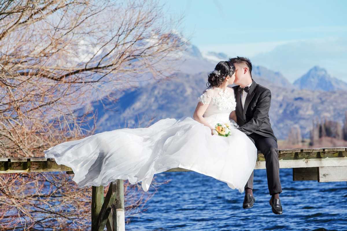 Queenstown Destination Wedding Planner: Couple Kiss