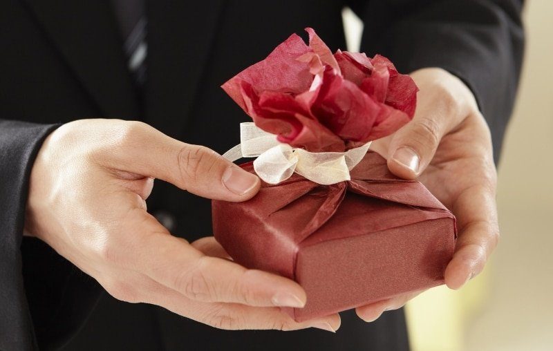 Wedding Gift Exchange Groom Give Gift To Bride Small Red Package